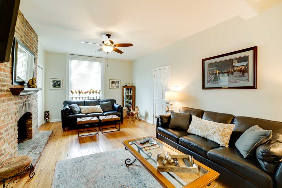 Walk to Walnut St: ‘Shadyside House’ w/ Deck Apartment in Shadyside