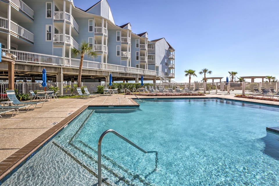 Beachside Condo w/ Pool & Hot Tub in Galveston! Apartment in Galveston Island