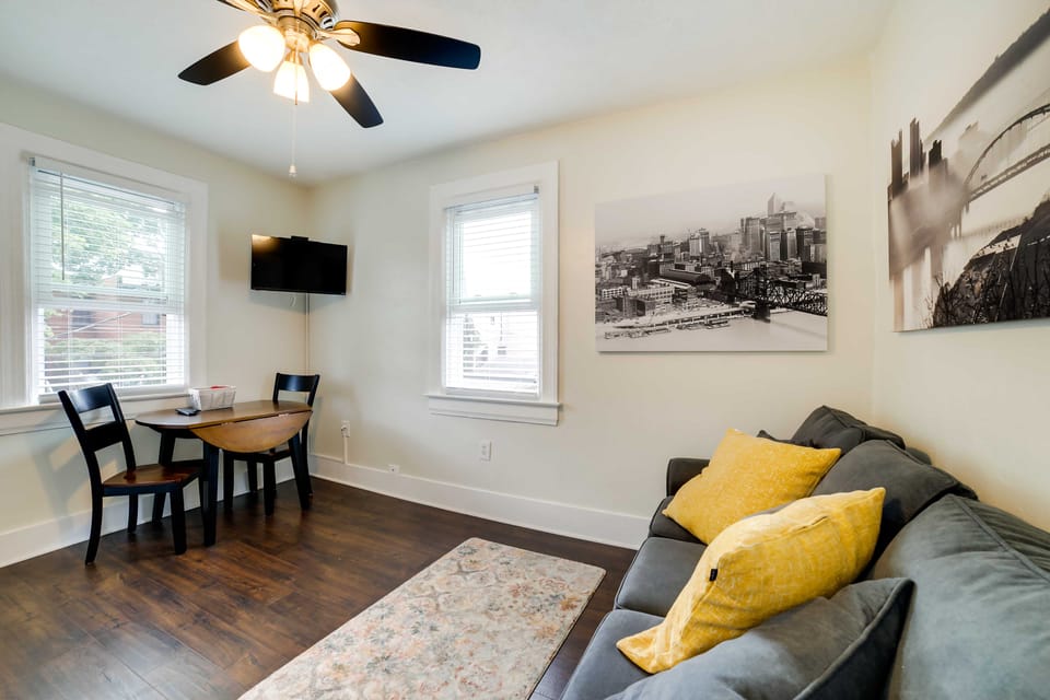 Walk to Walnut St: Pet-Friendly Pittsburgh Home! House in Shadyside