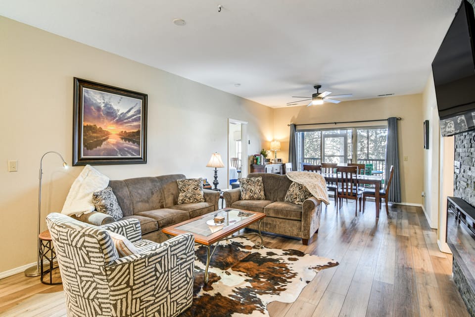 Ground-Floor Condo w/ Hot Tub & Golf Course View Apartment in Table Rock Lake