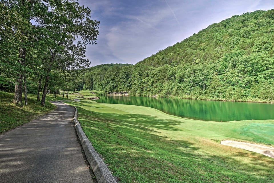 Ground-Floor Condo w/ Hot Tub & Golf Course View Apartment in Table Rock Lake