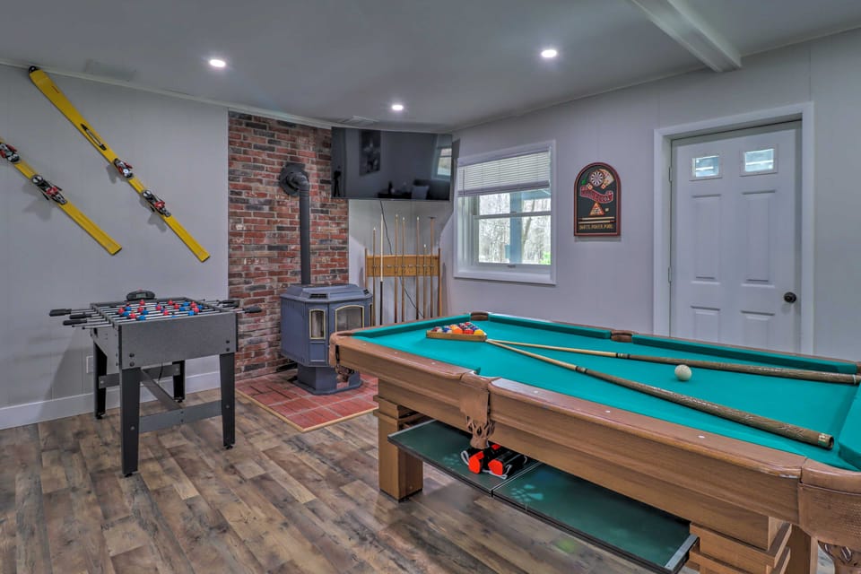 6 Mi to Camelback Slopes! Home w/ Game Room House in Pocono Mountains