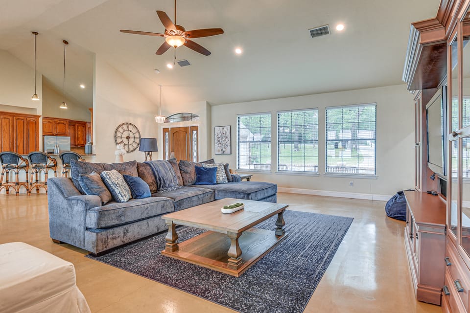 Dock & Game Room: Alvarado Lake Getaway! House in Texas