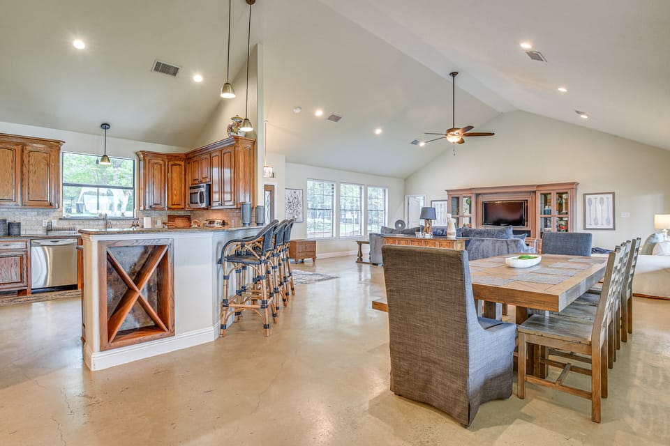 Dock & Game Room: Alvarado Lake Getaway! House in Texas