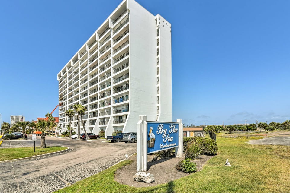 Ocean-View Balcony & Pool Access: Galveston Gem! Apartment in Galveston Island