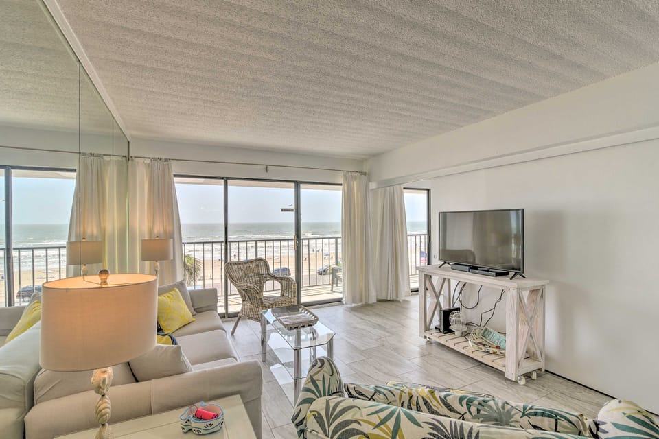 Ocean-View Balcony & Pool Access: Galveston Gem! Apartment in Galveston Island