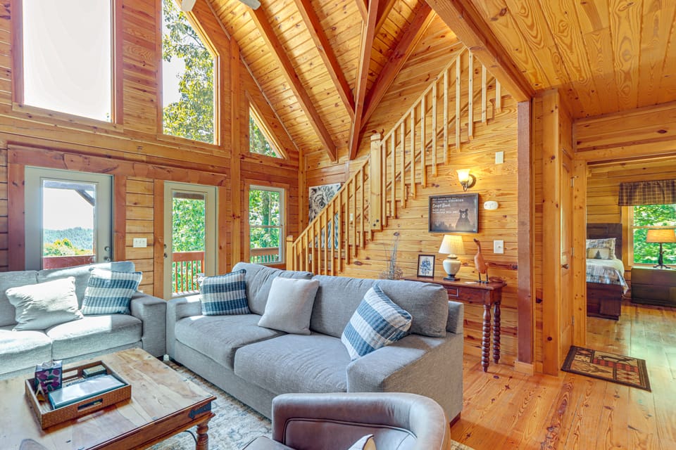 'Owl's Nest' Pet-Friendly Cabin w/ Private Hot Tub House in Georgia