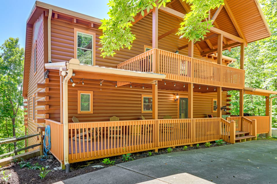 'Owl's Nest' Pet-Friendly Cabin w/ Private Hot Tub House in Georgia