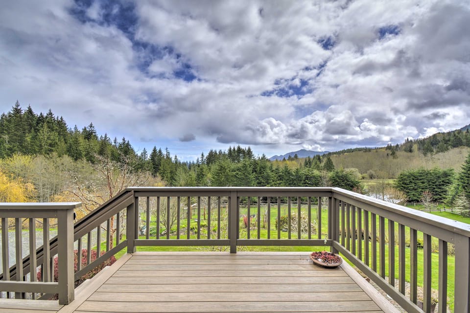 Idyllic Retreat ~ 20 Mi to Olympic National Park! House in Washington