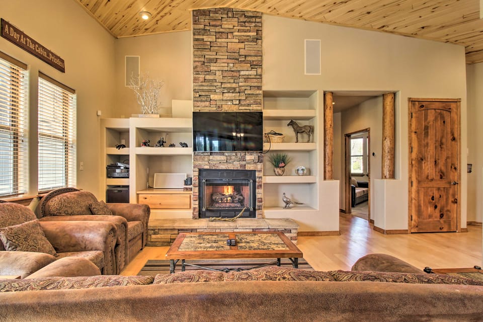 Golf Course & Lake Views: Luxe Show Low Cabin House in Show Low