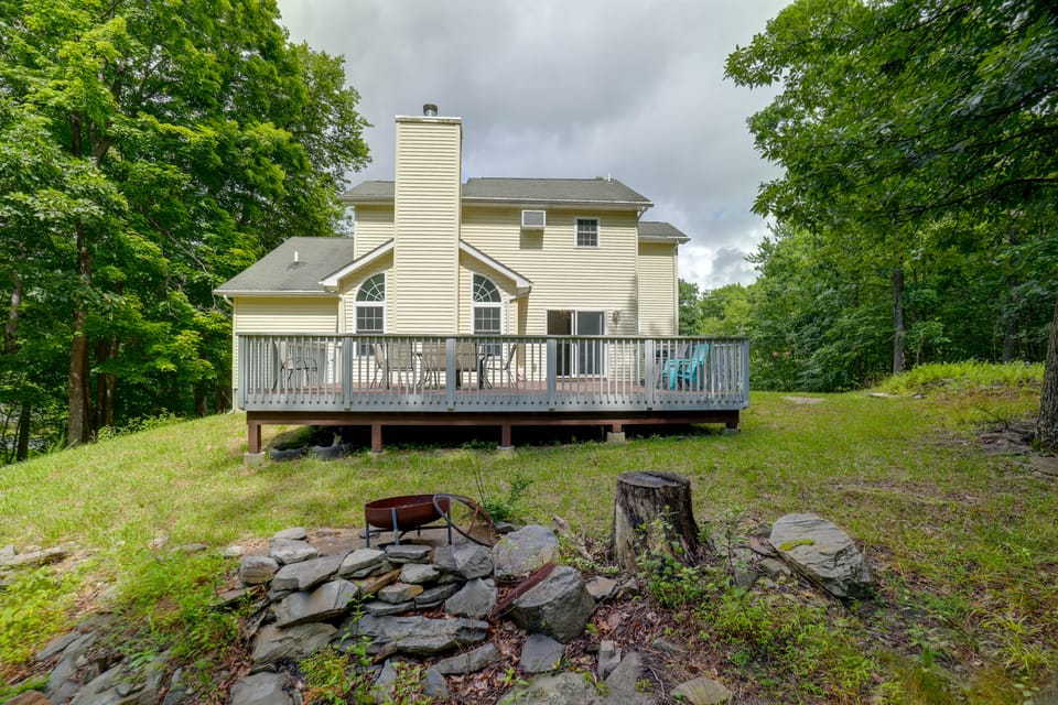 Poconos Getaway w/ Private Ski Slope & Pool Access House in Middle Smithfield