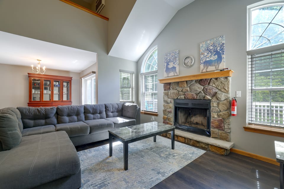 Poconos Getaway w/ Private Ski Slope & Pool Access House in Middle Smithfield