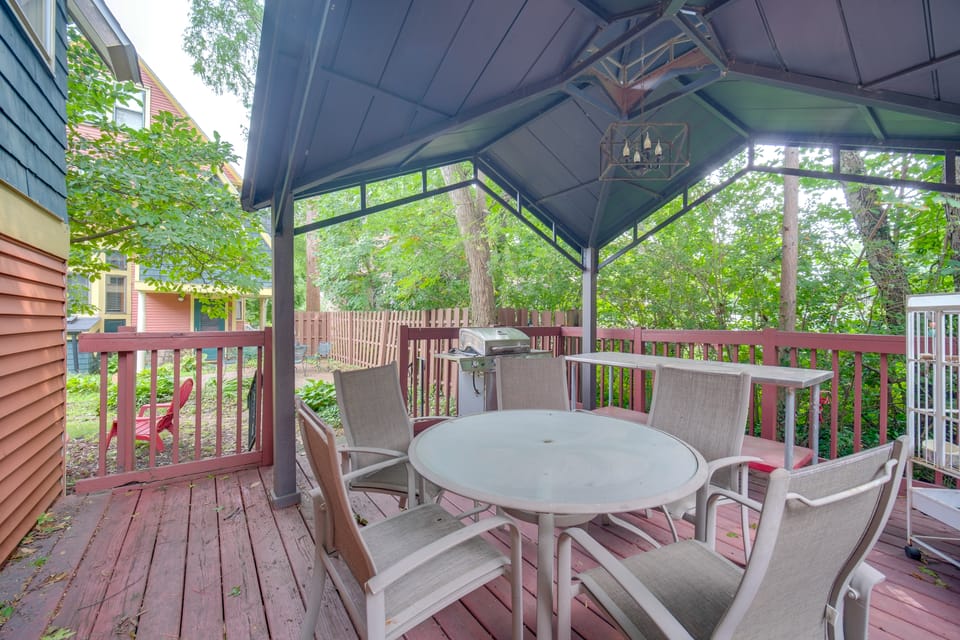 Historic Cleveland Hideaway Near Downtown! Apartment in Cleveland Heights