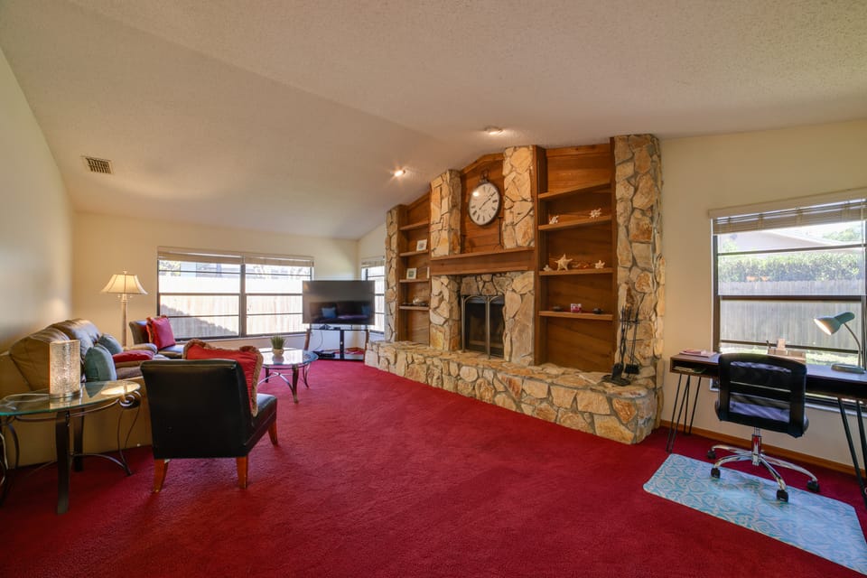 Relaxing Tampa Abode w/ Screened Lanai & Pool House in Greater Carrollwood