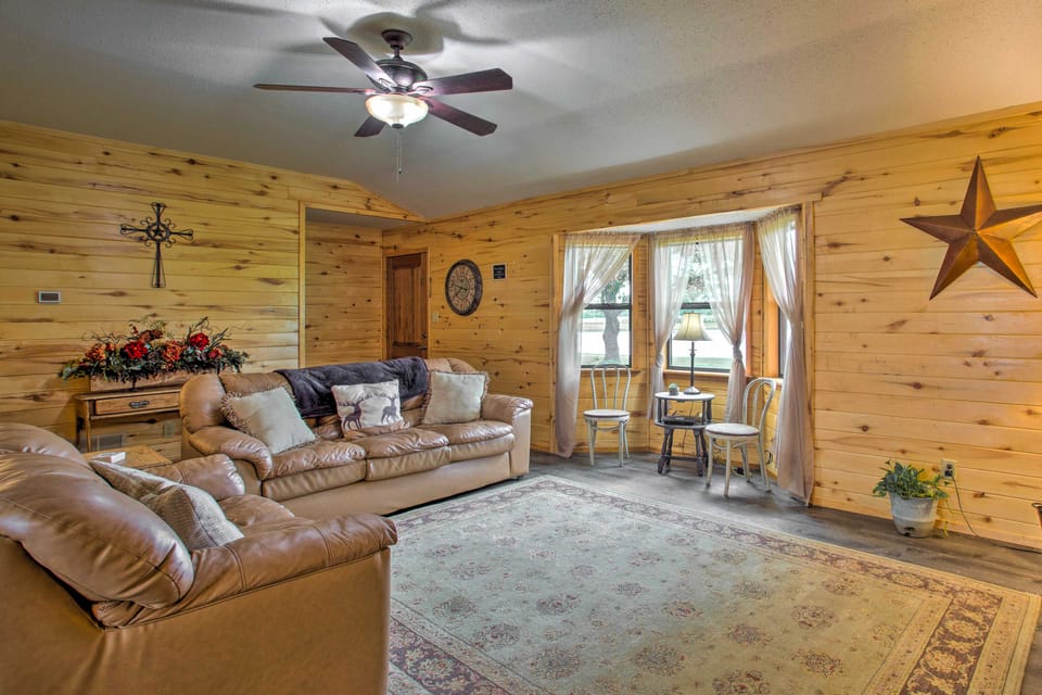 Emory Escape w/ Pond Access < 13 Mi to Lake! House in Texas