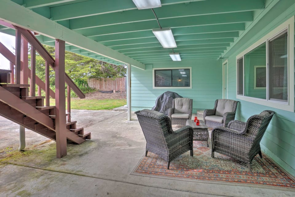 Bungalow w/ Wraparound Deck - 8 Mi to Brookings House in California