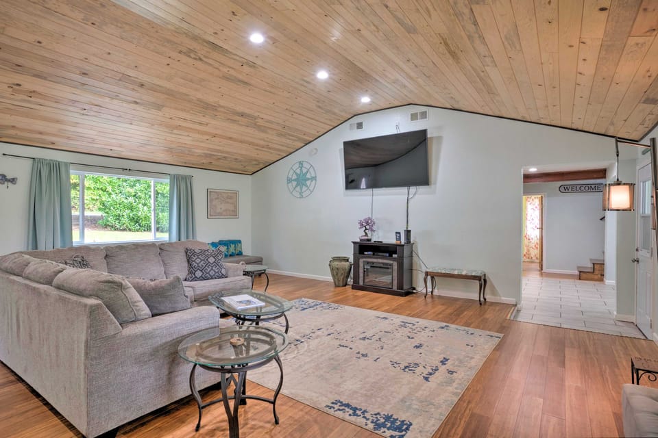 Bungalow w/ Wraparound Deck - 8 Mi to Brookings House in California