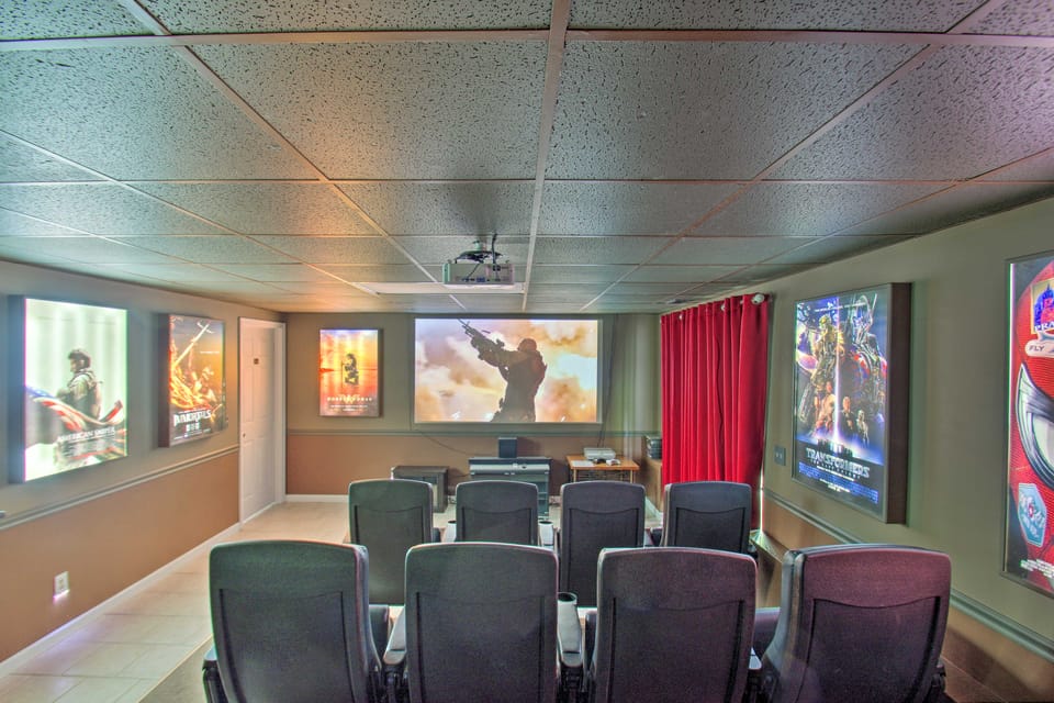 17-Seat Home Theater, Hot Tub, Huge Game Room! House in Massanutten