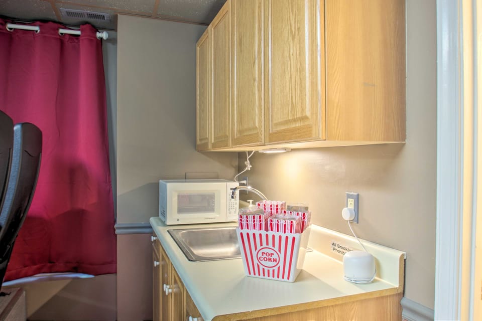 17-Seat Home Theater, Hot Tub, Huge Game Room! House in Massanutten