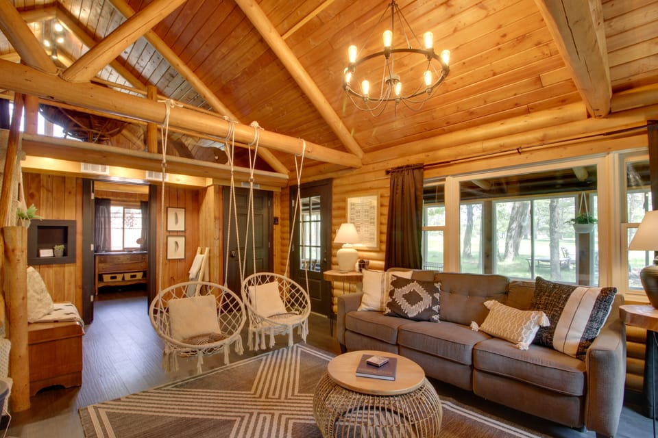 1 Mi to Beach & Lake: Breezy Point Cabin w/ Yard! House in Breezy Point