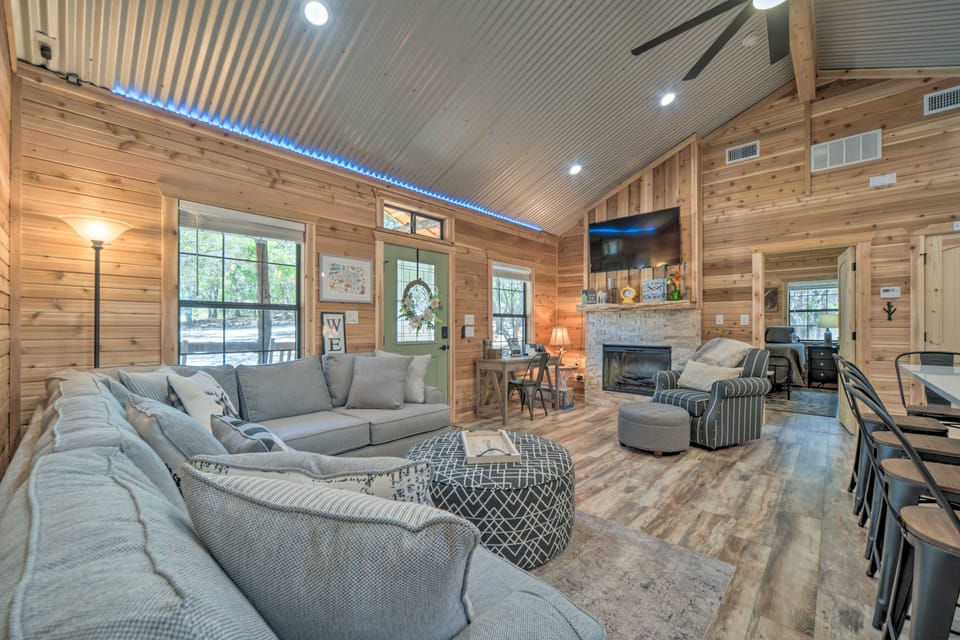 'Lakewood Secret' Cabin ~ 4 Mi to The Lake! House in Canyon Lake