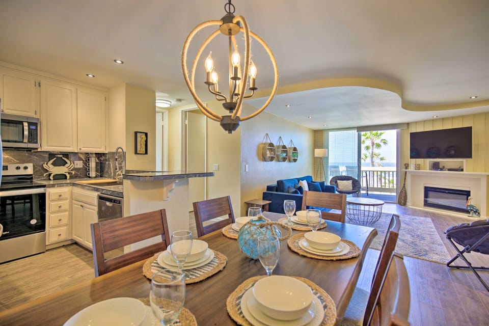 Stunning Oceanside Condo: Walk to the Beach! Apartment in Oceanside