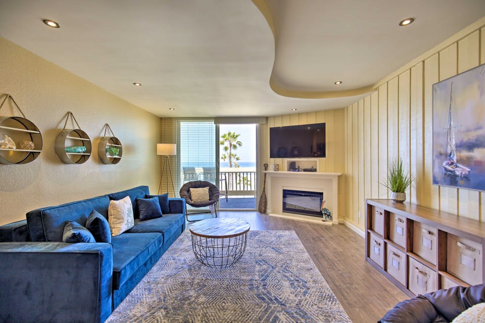 Stunning Oceanside Condo: Walk to the Beach! Apartment in Oceanside