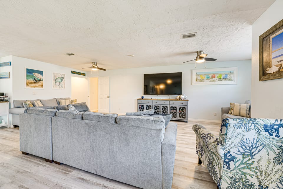 < 2 Mi to Beach & Marina: Bright Ruskin Retreat! House in Ruskin