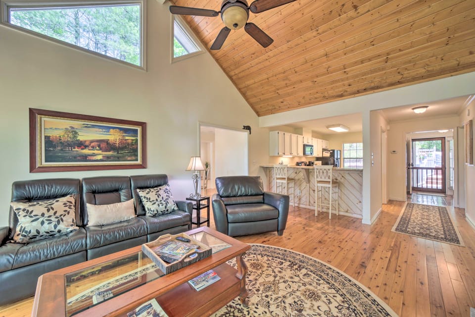 Scenic Sapphire Condo w/ Deck + Gas Grill! Apartment in Tennessee