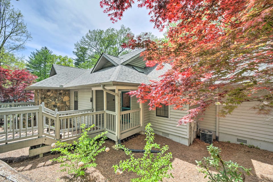 Scenic Sapphire Condo w/ Deck + Gas Grill! Apartment in Tennessee
