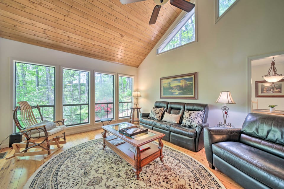 Scenic Sapphire Condo w/ Deck + Gas Grill! Apartment in Tennessee