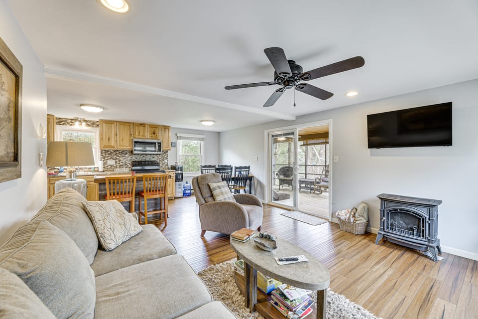 Fire Pit + Patio: Creekside Cabin in Eagle Rock! House in Shenandoah Valley