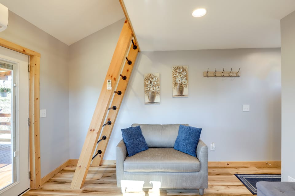 Pet-Friendly Studio w/ Hot Tub & Views in Marshall Apartment in Buncombe County