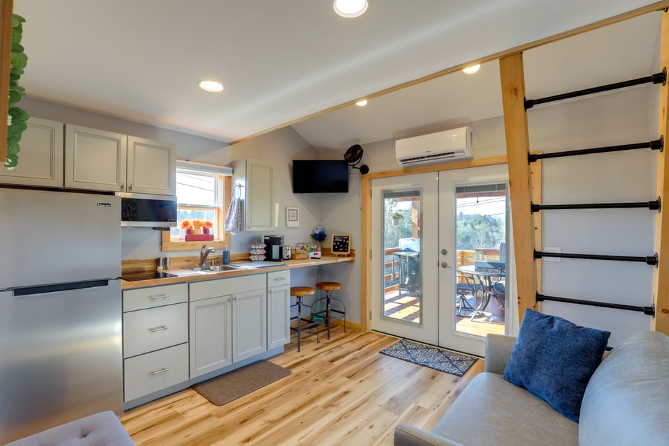 Pet-Friendly Studio w/ Hot Tub & Views in Marshall Apartment in Buncombe County