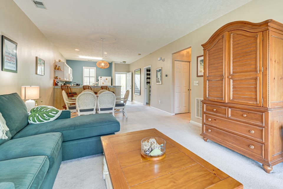 Sunny Coastal Condo ~ 1 Mi to N Myrtle Beach! Apartment in North Myrtle Beach