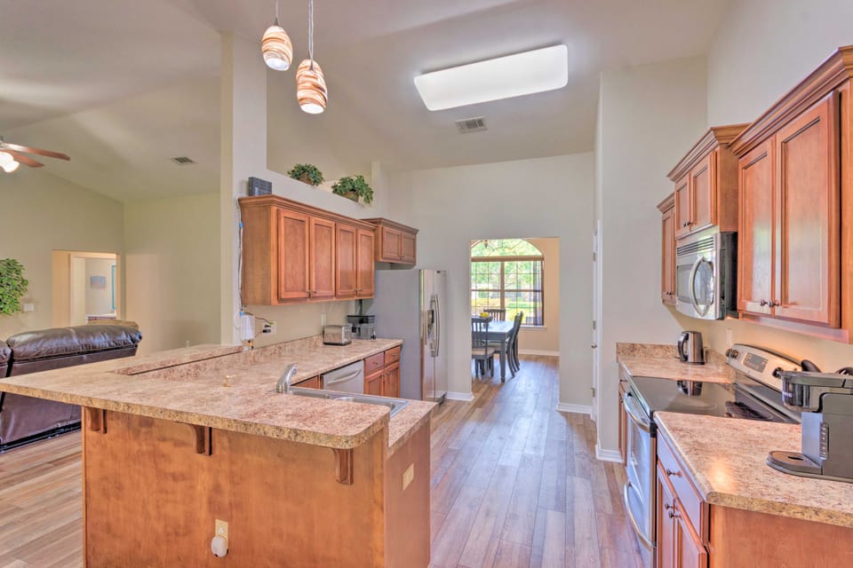 Sunny Coastal Getaway 5 Mi to Navarre Beach! House in Alabama