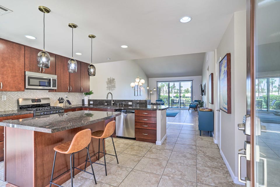 Mtn & Golf Course Views: Relaxing Palm Desert Gem Apartment in Palm Desert