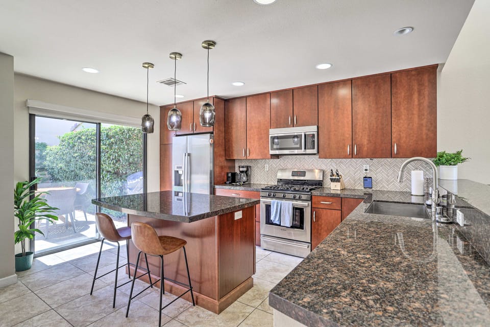 Mtn & Golf Course Views: Relaxing Palm Desert Gem Apartment in Palm Desert