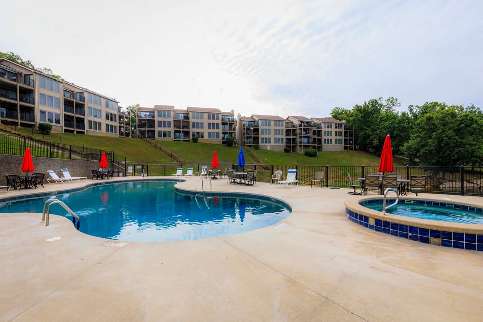 Pool Days & Water Fun Await: Lake Ozark Escape! Apartment in Lake of the Ozarks