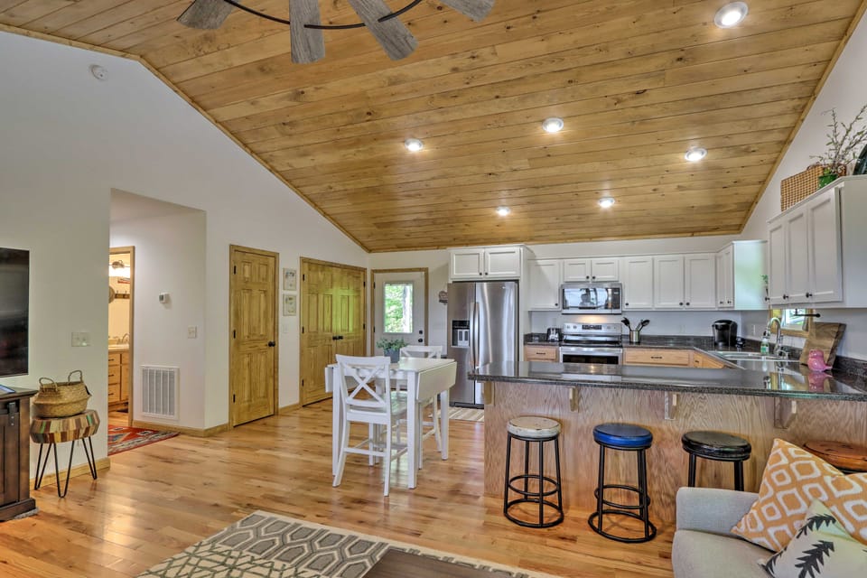 Hot Tub Relaxation & Mtn View: ‘Sky Blue Overlook’ House in Marble