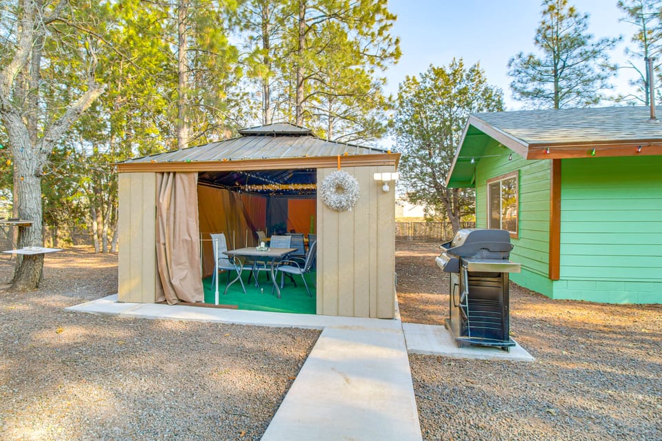 Grill, Fire Pit: Pet-Friendly Lakeside Cottage! Cottage in Pinetop-Lakeside