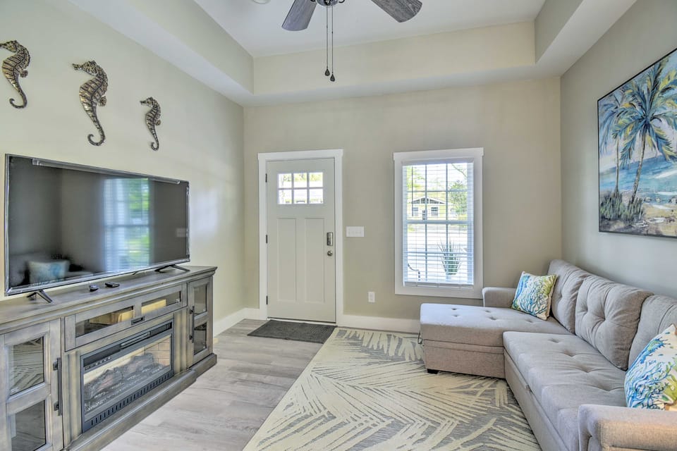 1 Mi to Ocean Isle Beach! Home w/ Shared Lanai House in Ocean Isle Beach