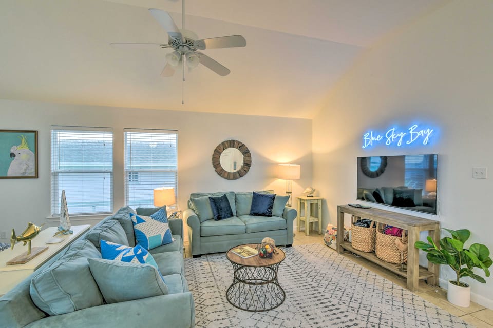 Sea Isle Retreat: Restaurant, Bar & Marina On-Site House in Galveston Island