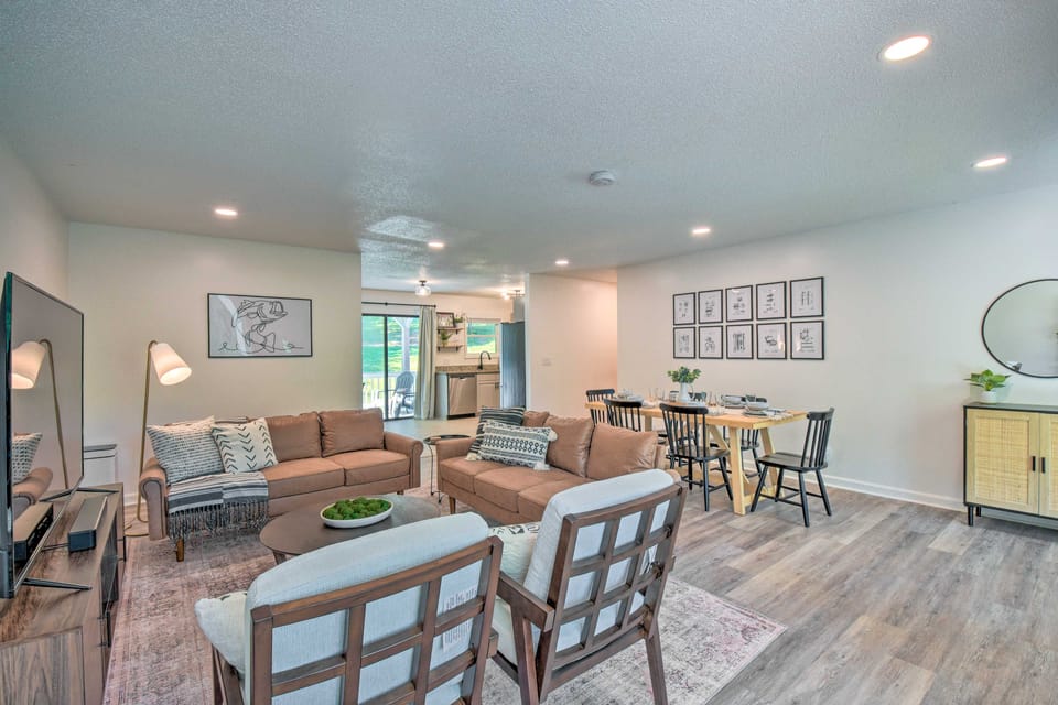 Lakefront Townville Gem w/ Boat Dock & Kayaks House in Lake Hartwell