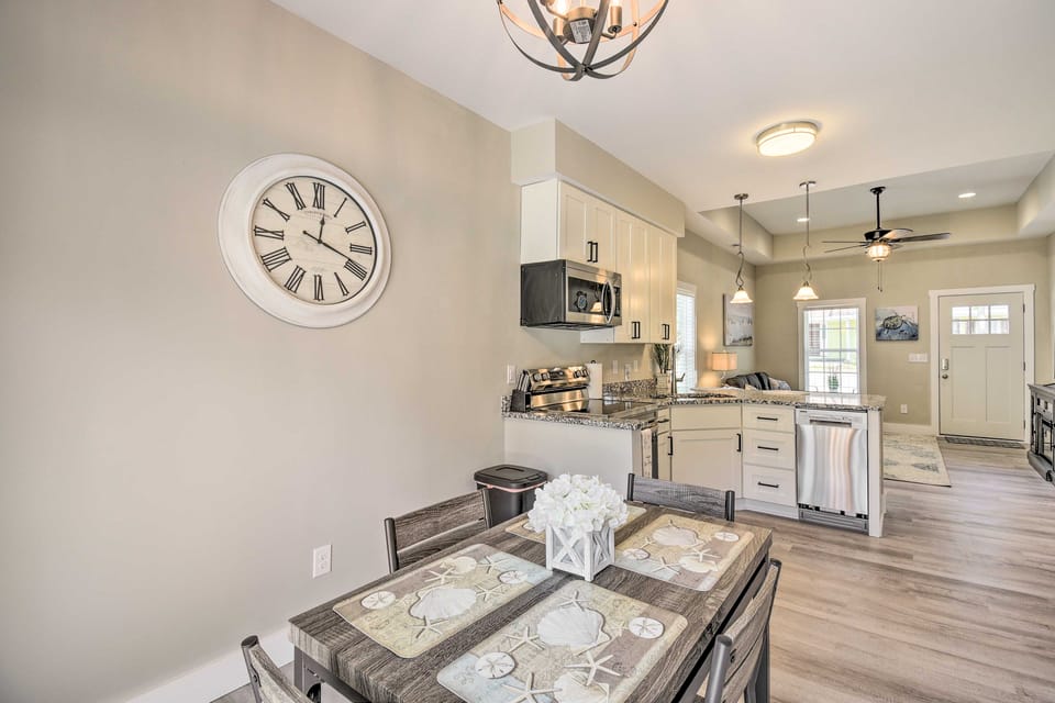 Ocean Isle Beach Home w/ Shared Lanai & Grill House in Ocean Isle Beach