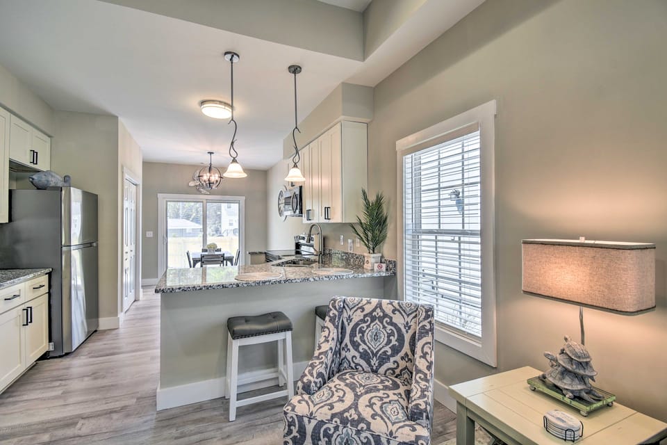 Ocean Isle Beach Home w/ Shared Lanai & Grill House in Ocean Isle Beach