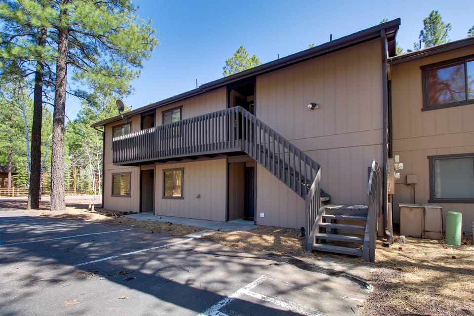 Forest-View Balcony: Pinetop-Lakeside Condo Apartment in Arizona