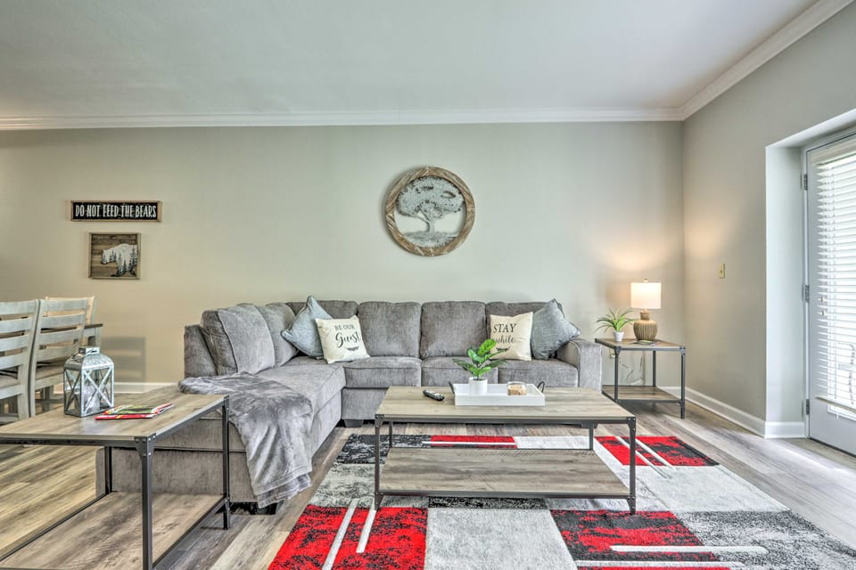 Community Pool Access! Dtwn Pigeon Forge Condo Apartment in Pigeon Forge