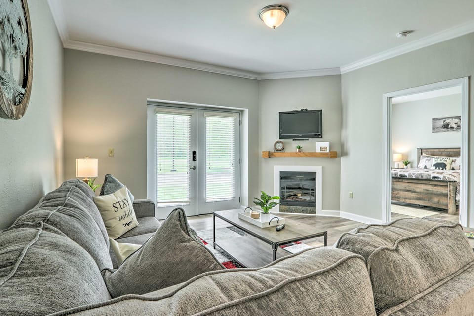 Community Pool Access! Dtwn Pigeon Forge Condo Apartment in Pigeon Forge