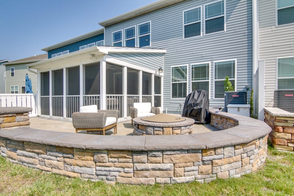 3 Mi to Bethany Beach: Townhome w/ Fire Pit Apartment in Sussex County